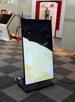 لافتات رقمية LCD 4K داخلية بعجلات