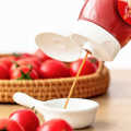 Bbq ketchup sos uchun plastik tarqatish idishini siqib chiqaradi