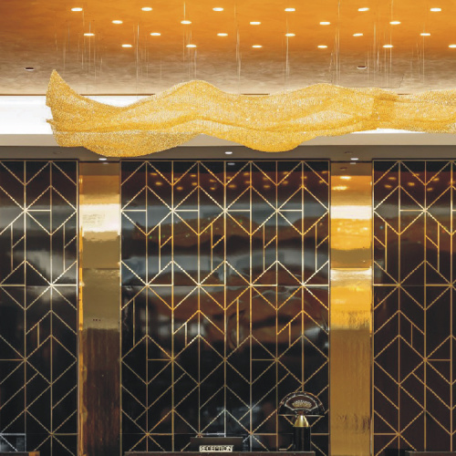 Lustre en cristal suspendu dans le hall du restaurant