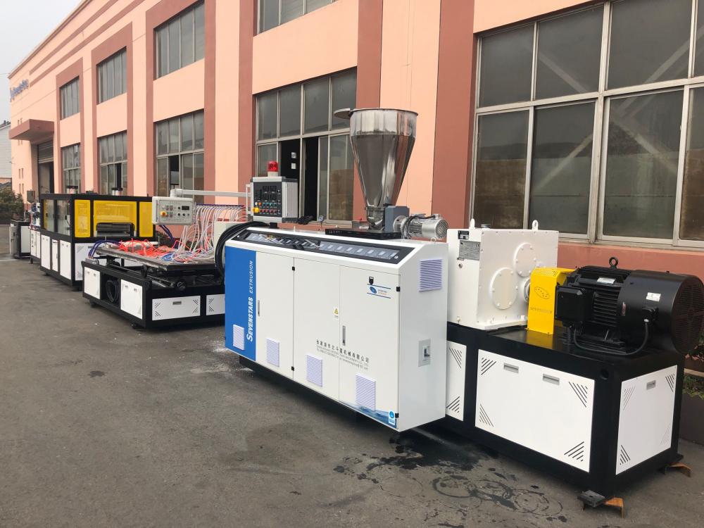 Plastic profile machine