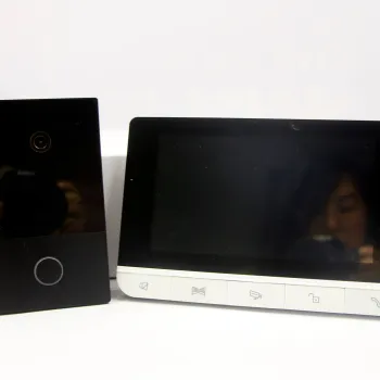7 Inch Touch Screen IP Intercom System with 2 Wire Cable Connection for Video Doorbell