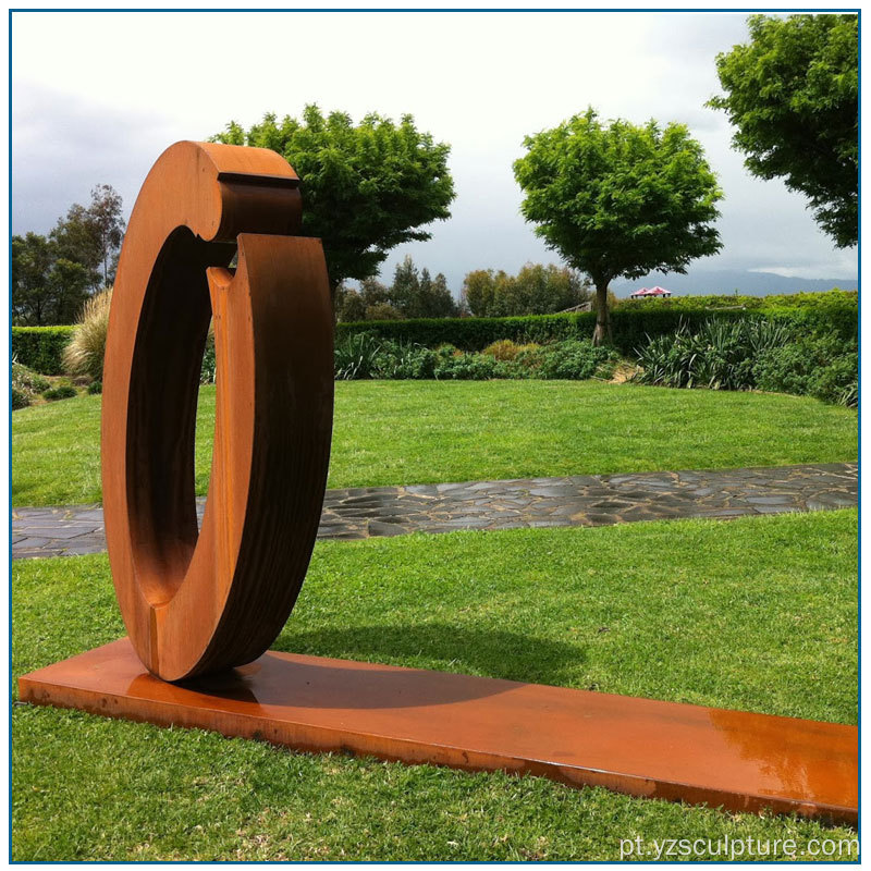 Nova escultura de aço Corten ao ar livre