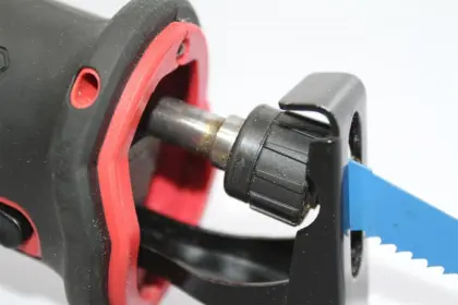 Portable Cordeless Reciprocating Saw for Cutting Tree