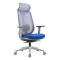 La silla de oficina con la parte posterior puede colgar ropa