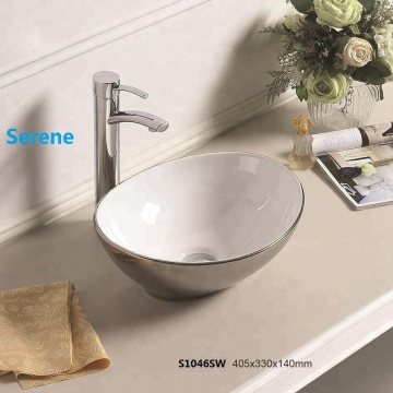 Petites vanités de salle de bain de luxe: Mini en céramique chromé lavabo pour construction commerciale