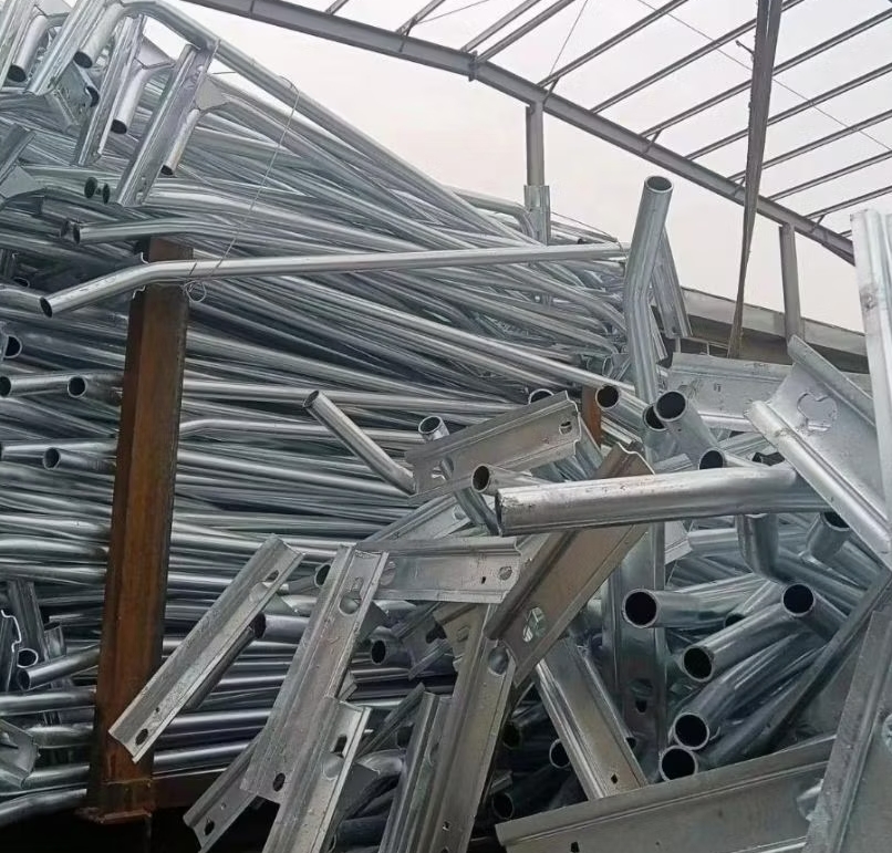 luminaire support arm（7）