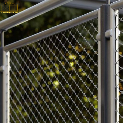 Прочные и надежные варианты ограждений из стальной сетки