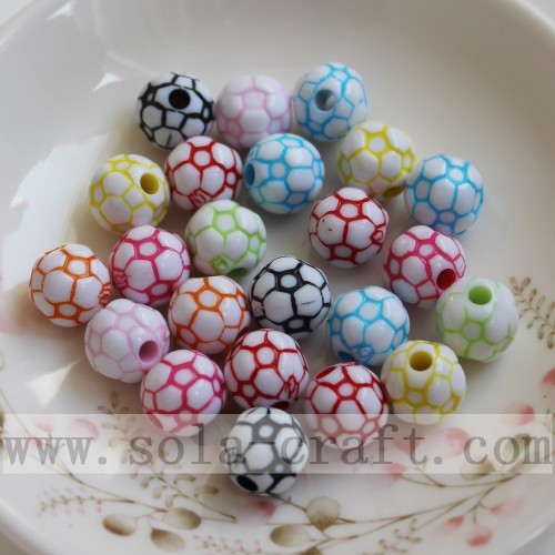 Kolorowe koraliki piłkarskie z białym tłem hurtowo