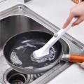 Brosse à nettoyer pour la vaisselle avec une longue poignée