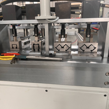 Macchina da punzonatura di binari della testa di controllo CNC automatici per tende veneziane e rulli