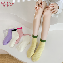 Mga naka-istilong mid-leg medyas na may magkakaibang disenyo ng kulay