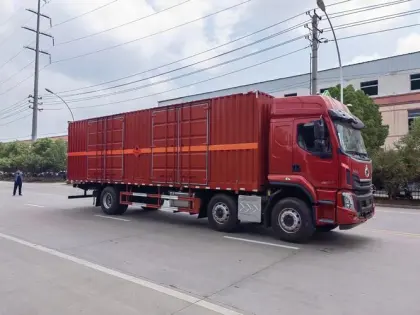 Dongfeng Liuqi small three axle flammable liquid van