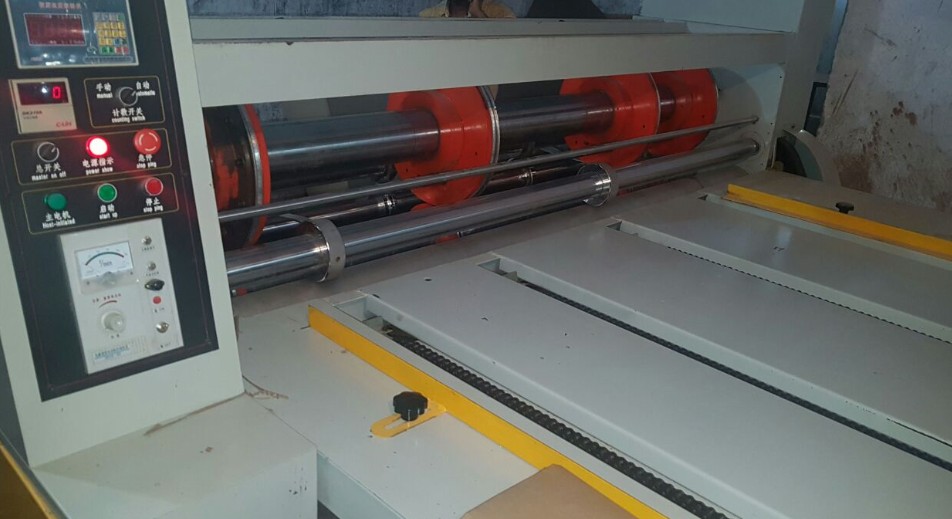 Semiautomatic rotary slotter machine