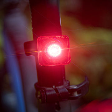 Luzes traseiras de bicicleta de aviso à prova d&#39;água recarregável inteligente