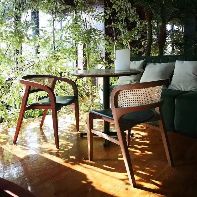 Muebles comerciales al por mayor madera de madera de madera natural sillas traseras muebles de interior con asiento de ratán