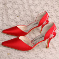 結婚式のゲストの女性のための赤い靴