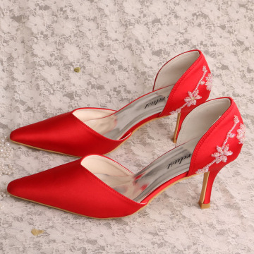 Zapatos rojos para mujeres invitadas de boda