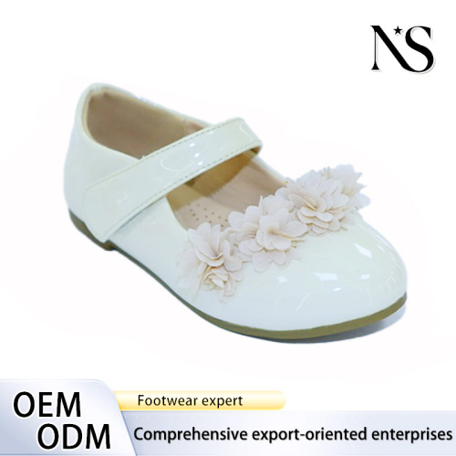 Zapatos elegantes de charol para niña con detalles florales