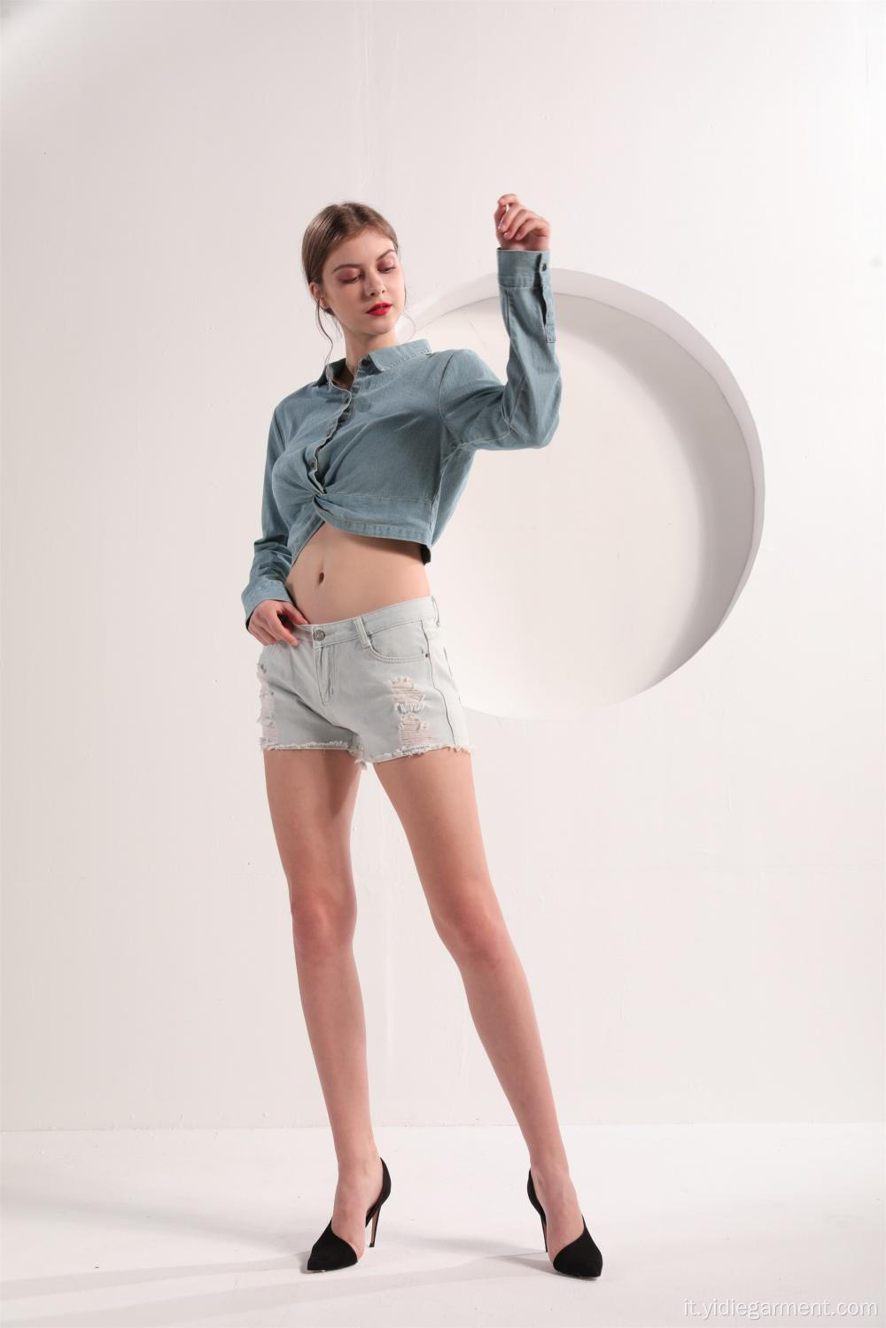 Camicia crop da donna in denim azzurro