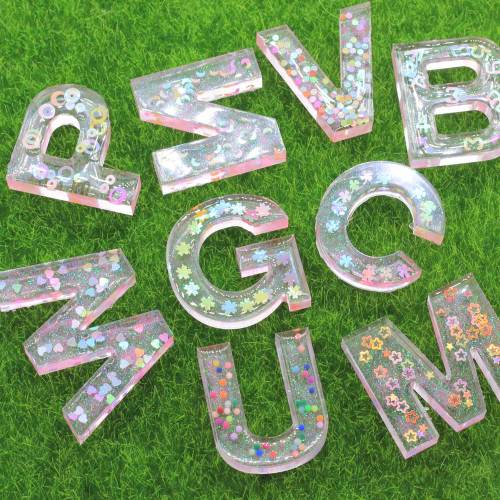 Hot Selling 100Pcs/Lot 40MM Large Size Resin Letter Flatback Cabochons Clear With PVC Sequins Filled Large Alphabet Beads Charms