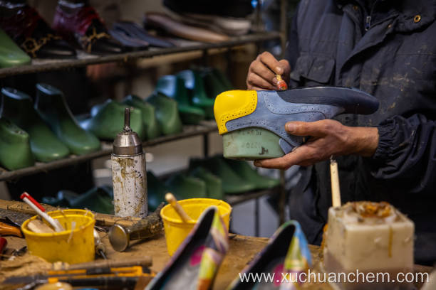 Adhesive water-based polyurethane foam spray glue for shoe