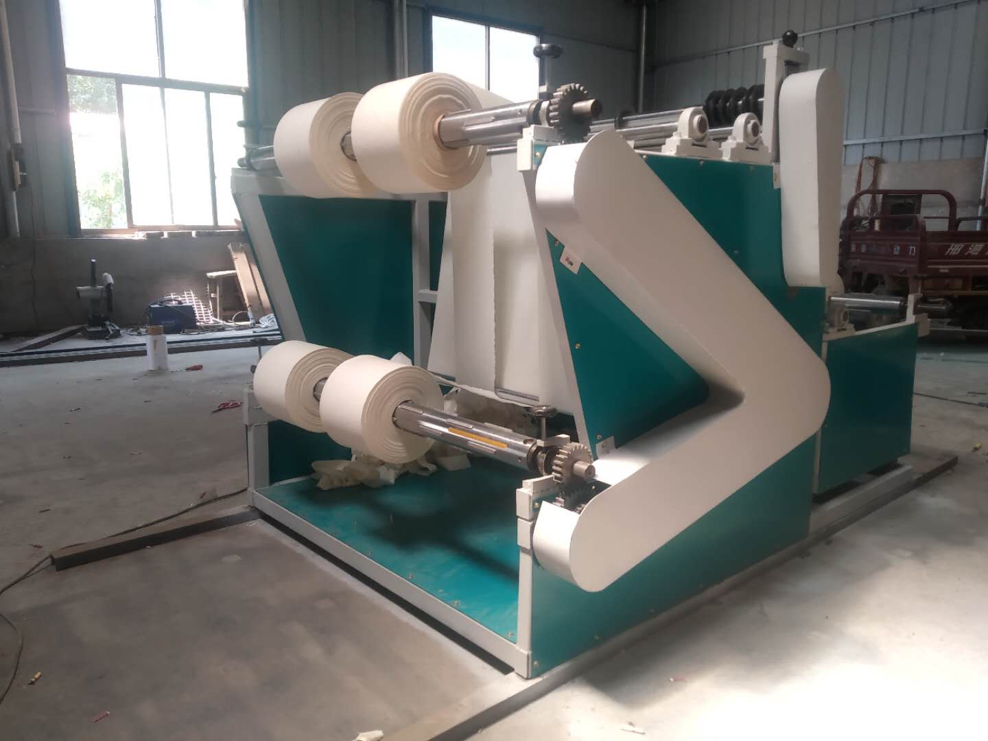 Meltblown fabric slitting and rewinding machine