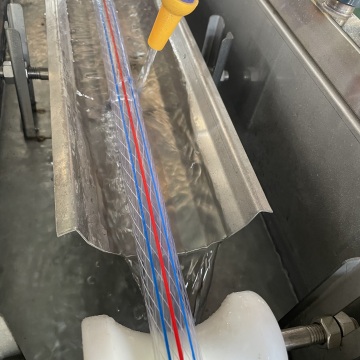 PVC wzmocniona światłowodem maszyna wytłaczania rur do plastikowej plecionej linii produkcyjnej rur prostej