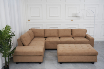 Sofa narożna z tkaniny w salonie z otomana