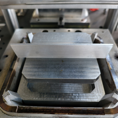 Dvigubos stoties aštuonkampės popierinės dėžutės formavimo mašina