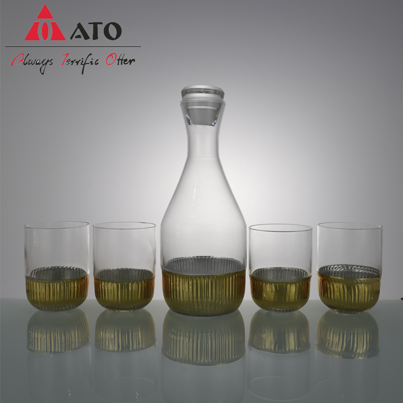 Clear flagon Wine distributor with 4 drinking cups