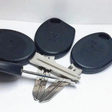 Plastic overmolding equipment of metal key handle