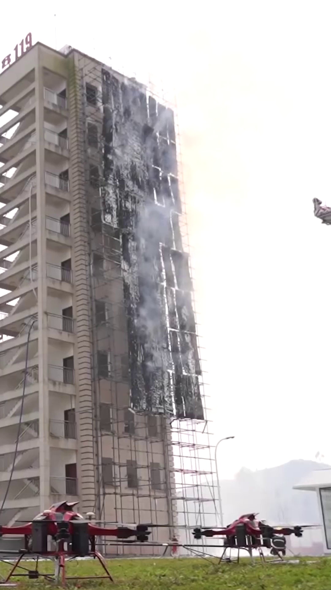 Dry powder fire extinguishing ball