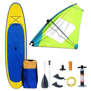 Scheda di windsurf calda con vela sup impostata per atleti professionisti e giocatori tecnici