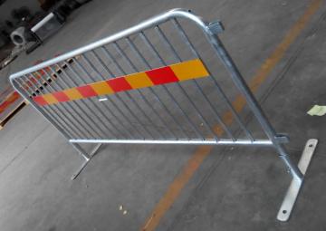 Movable metal temporary fence
