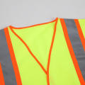 Colete uniforme reflexivo em verde para segurança no trabalho