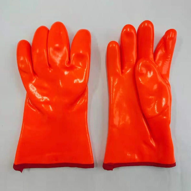 冬の作業はAginst Cold PVC工業用手袋を使用しています