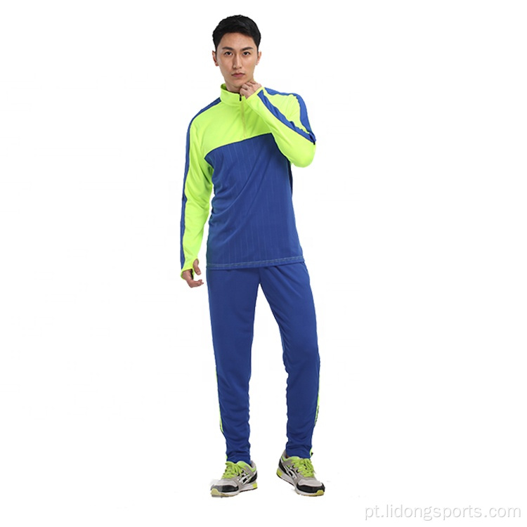 Homens treinando jogging wear rastrear de treinamento de futebol