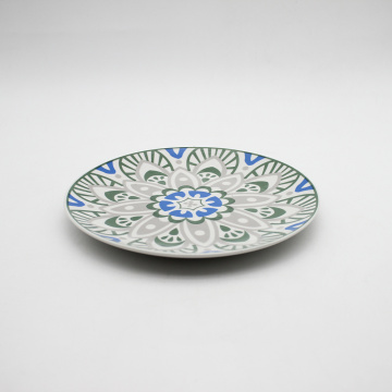 Set europei moderni e piatti in ceramica colorata moderna