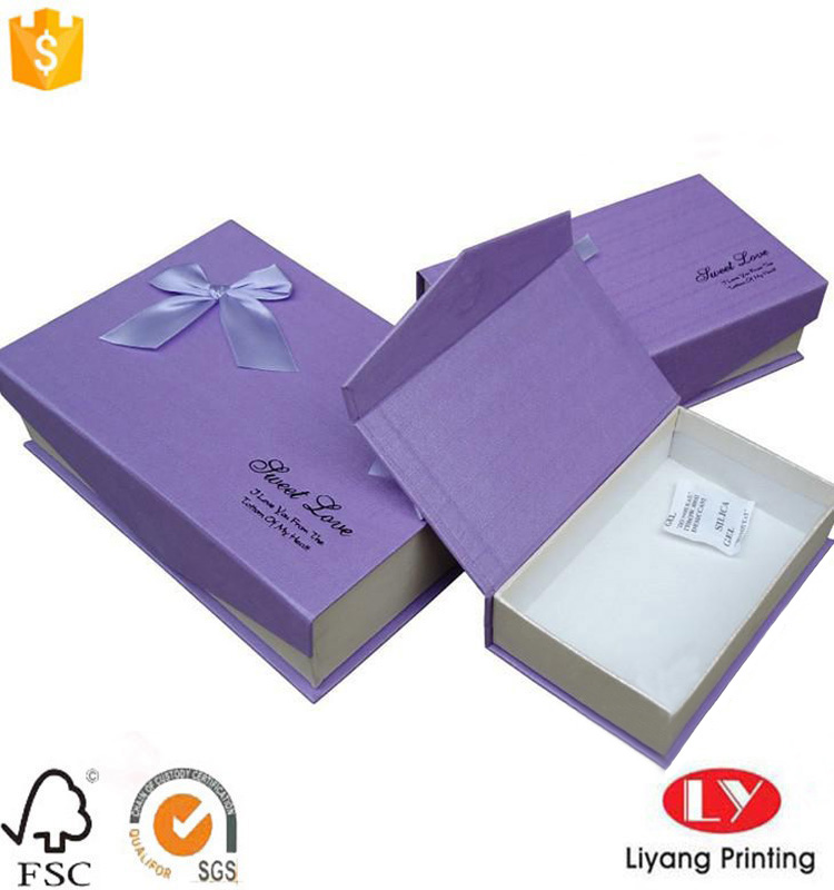صندوق هدايا من الورق المقوى على شكل كتاب مع شريط