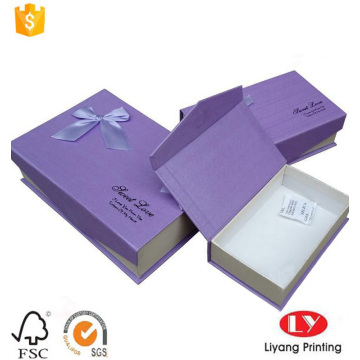 Caja de regalo de cartón en forma de libro con cinta