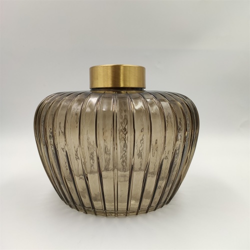Стеклянная ваза коричневого цвета с металлической крышкой