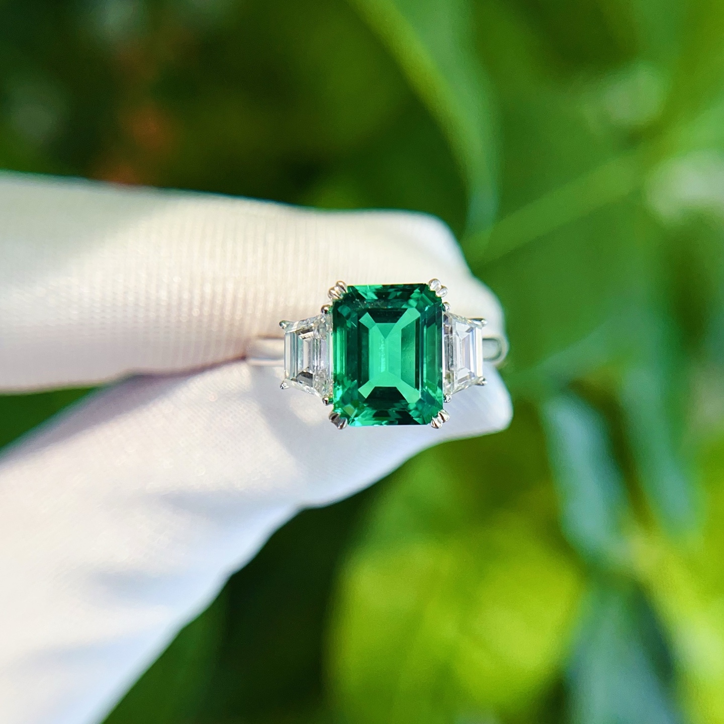 Pohled shora na Emerald Cut Lab pěstovaný Emerald s bagetovými postranními kameny