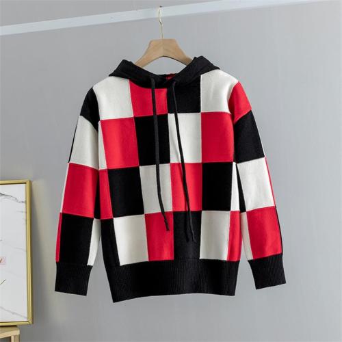 Maglione a maglia a tre colori rosso, bianco e nero