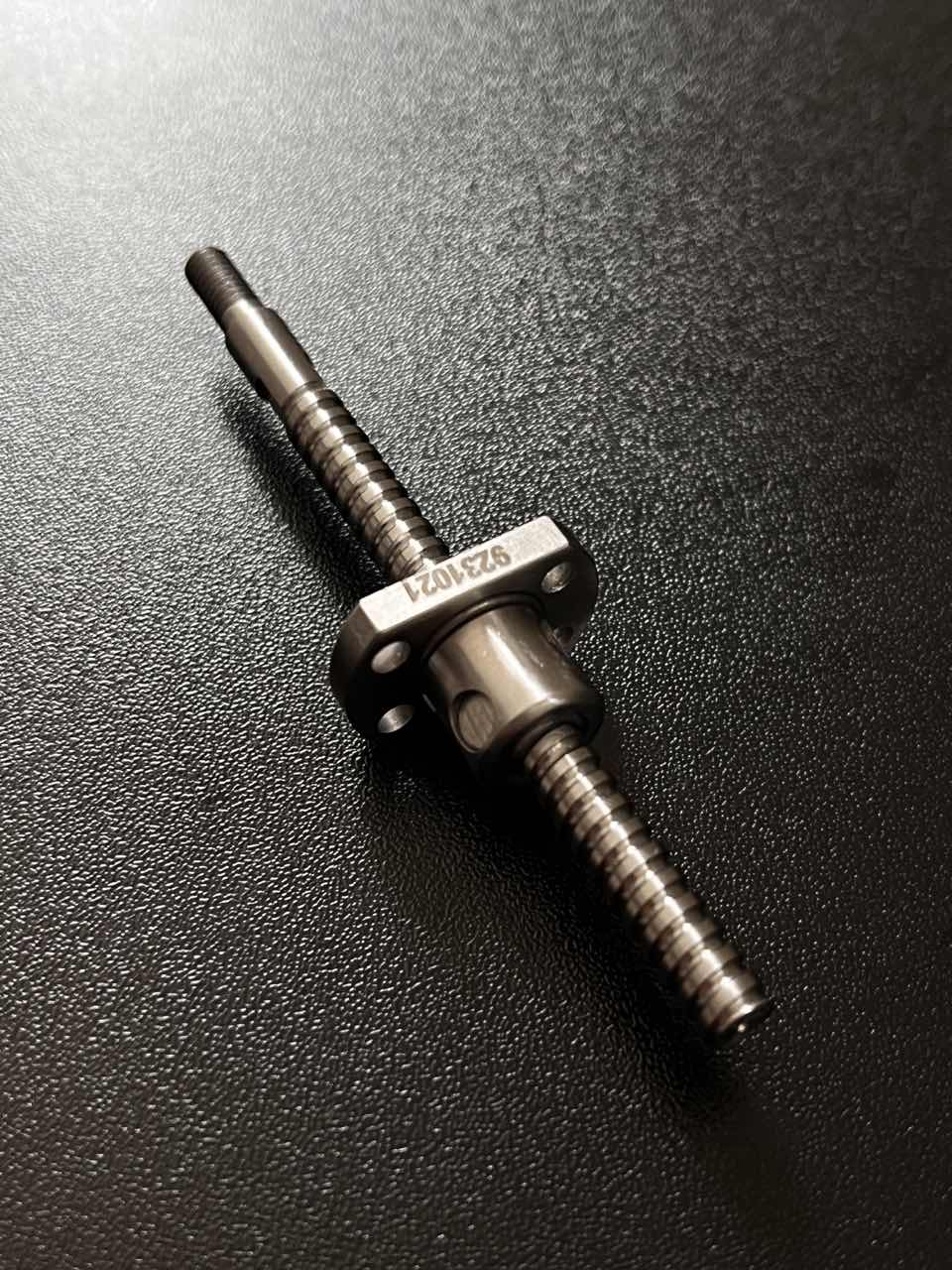 Kugelschraube mit einem 2 -mm -Blei mit einem Durchmesser von 5 mm