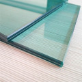 Niedriges, schlichter Glas mit eisenschildem Laminat zum Bau von Wand