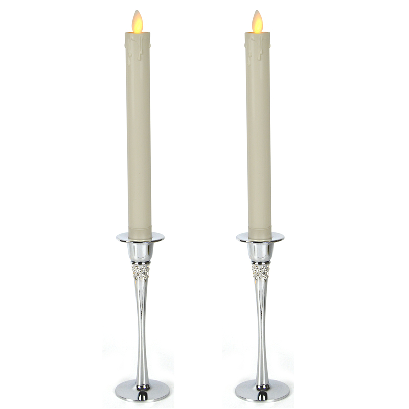 Candeladores de metal altos con candelabros