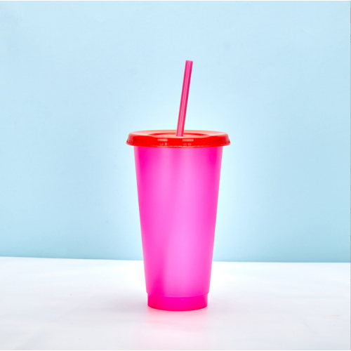 Portable color changing plastic water cup with straw