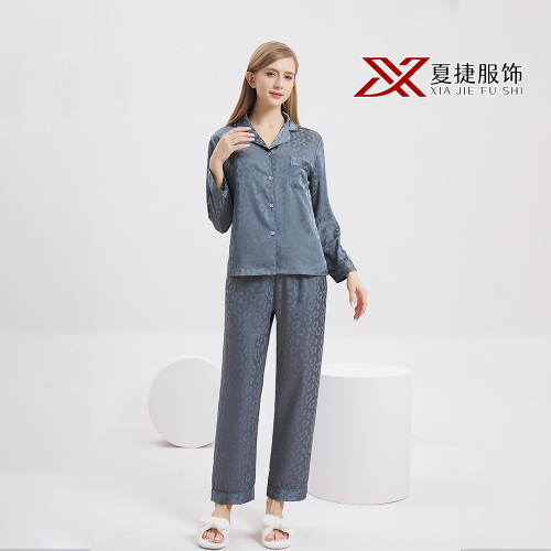 Комплект домашней одежды из темно-серого атласа с леопардовым узором