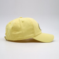 Casquette de baseball jaune applique