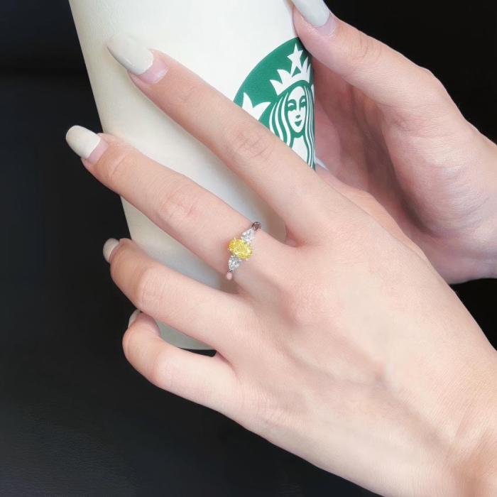 Anillo compacto de tres piedras con diamantes de laboratorio amarillos de 0,71 quilates